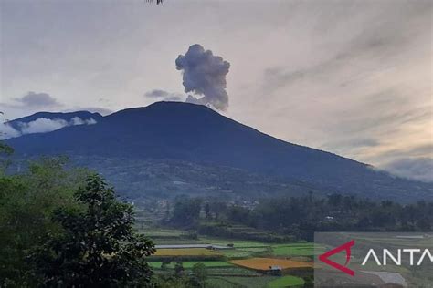 Mt Marapi In West Sumatra Erupts Seven Times On Saturday Antara News