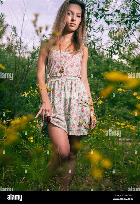 La Bionda Sexy In Posa In Abiti Estivi Foto Stock Alamy