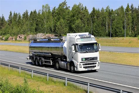 Remolque De Semirtanque De Cami N De Volvo Blanco En Autopista Foto