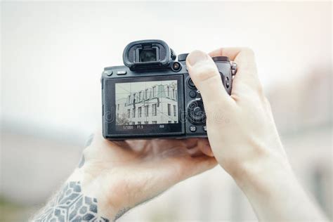 Feche Acima Das Mãos Do Homem Que Guardam a Câmera E Que Fazem Fotos Da