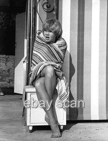 Hayley Mills Candid Barefoot Pantyhose And Towel 8x10 Photo 15