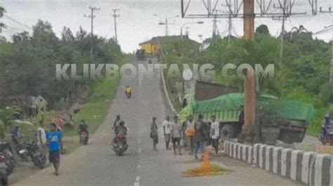 Hilang Kendali Truk Hijau Tabrak Median Jalan Sampai Hancur Parah