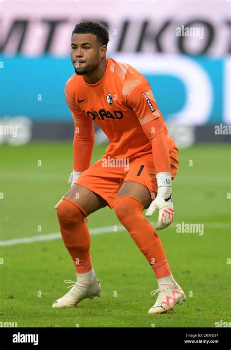 SC Freiburg Torwart Noah Atubolu fotografiert beim Fußball Bundesliga