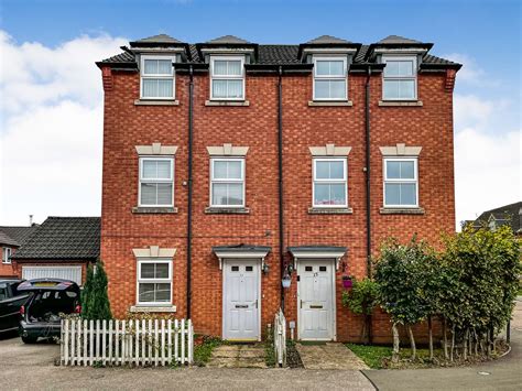 3 Bed Semi Detached House For Sale In Jackdaw Road Corby Nn18 £