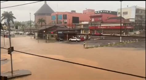 Em Cruzeiro Do Sul Tempestade Alaga Ruas Destelha Casas E Derruba