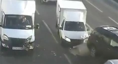 Cette Fourgonnette Prend Exemple Sur Le Camion Devant Elle Et Percute