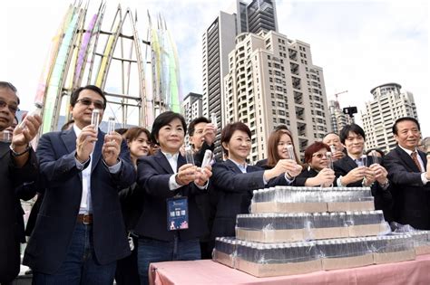 盧秀燕就職自掏腰包贈萬瓶「谷關空氣」 網酸：不如送包洋芋片 上報 焦點