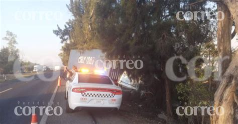 Choque deja un conductor de tráiler sin vida en la carretera Irapuato