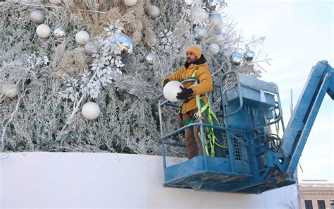 Inician trabajos para retirar árbol navideño pista de hielo y juegos