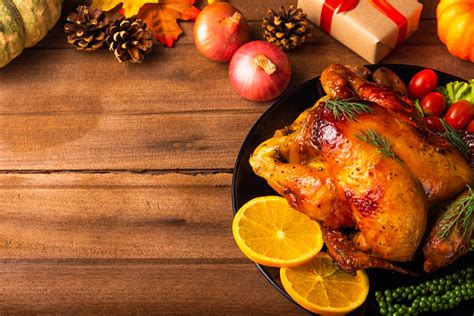 Thanksgiving Kalkun Panggang Atau Ayam Dan Sayuran Foto Stok Unduh