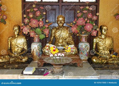 在佛教寺庙的美丽的金黄菩萨雕象 库存图片 图片 包括有 旅行 旅游业 布琼布拉 宗教 金子 艺术 107617005