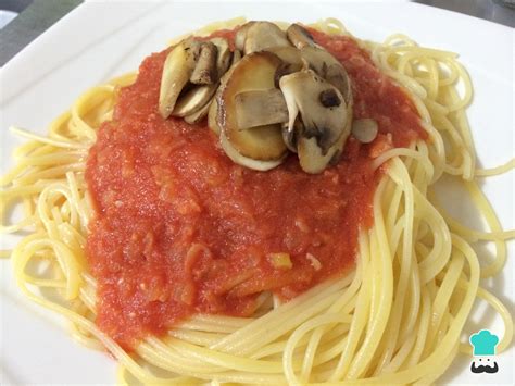 Espaguetis con champiñones y tomate Fácil