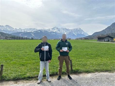 Flugblattverteilung In Farchant Nationale Partei Der Iii Weg