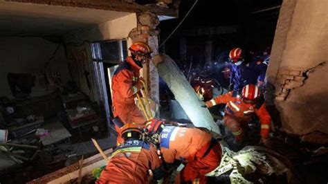 VAN 127 muertos por devastador terremoto en China aún buscan