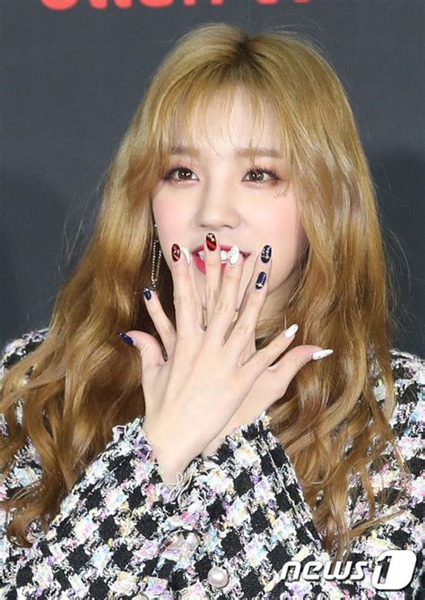 Thảm đỏ hot nhất hôm nay MAMAMOO đè bẹp Red Velvet nhờ hở đến nhức mắt Wanna One và NCT điển