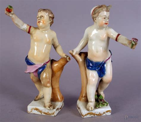 Coppia Di Statuine In Porcellana Vecchia Vienna Raffigurante Putti Con