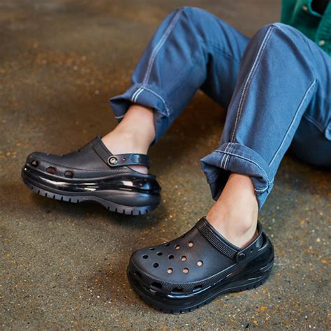 Crocs Classic Mega Crush Clog - Black | Crocs fashion, Crocs outfit ...