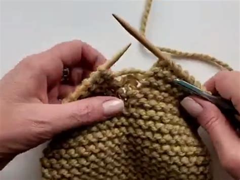 Slow Motion Correcting A Dropped Garter Stitch V E R Y P I N K C O