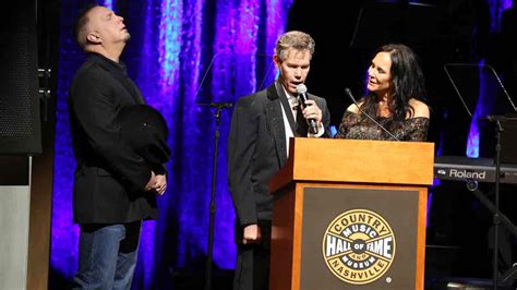 Randy Travis stuns crowd while singing at Hall of Fame induction - ABC7 ...