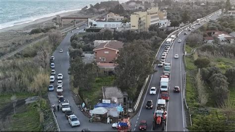 Protesta Agricoltori Sulla S S 106 Arrivano Rinforzi Al Presidio