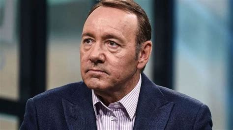 Kevin Spacey rompe en llanto al confesar que su casa está siendo