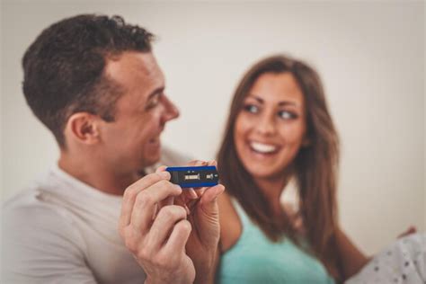 Um Lindo Jovem Casal Apaixonado Est Sentado Na Cama Um Sorriso No