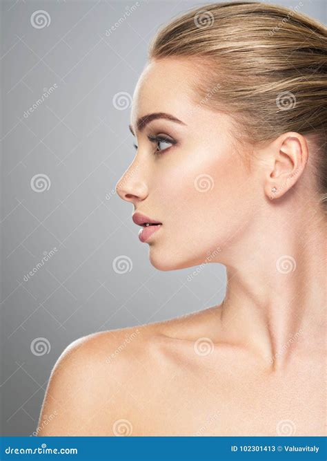 Visage De Profil De Jeune Femme Traitement De Soins De La Peau Image