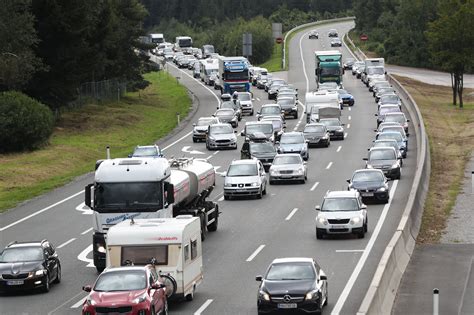 Unfall Auf A Bei Klessheim Crash F Hrt Zu Stau Auf Autobahn Flachgau