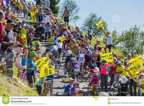 Groep Fietsers Op Col Du Grand Colombier Ronde Van Frankrijk