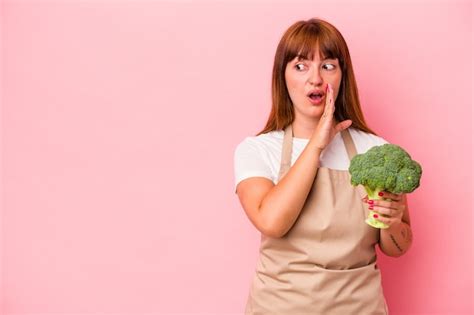 Joven Mujer Curvil Nea Cauc Sica Cocinando En Casa Sosteniendo Br Coli