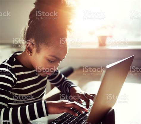 노트북에 입력 하는 어린 소녀 가정 생활에 대한 스톡 사진 및 기타 이미지 가정 생활 거실 고름 Istock