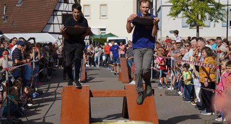 Vor Dem Rathaus In K Nigsbach Steppt Der B R