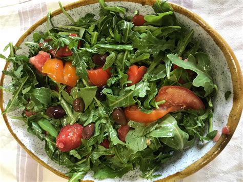 Insalata di rucola, pomodori e olive taggiasche: un'insalata estiva ...