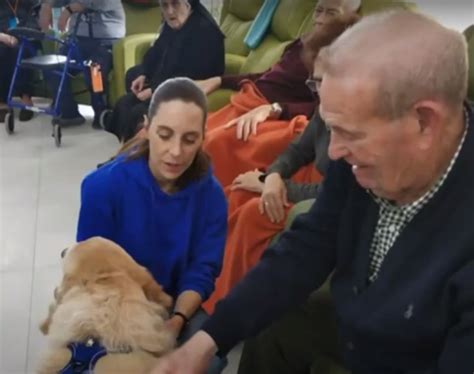 TERAPIA CANINA EN LA RESIDENCIA Y CENTRO DE DÍA PARA MAYORES NTRA SRA