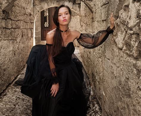 Joachim Bergauer Mujer Morena Cabello Largo Mirando Al Espectador