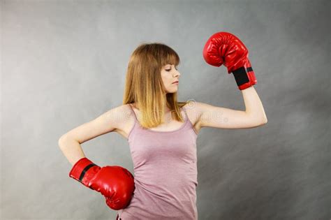 Guantes De Boxeo De La Mujer Que Desgastan Imagen De Archivo Imagen