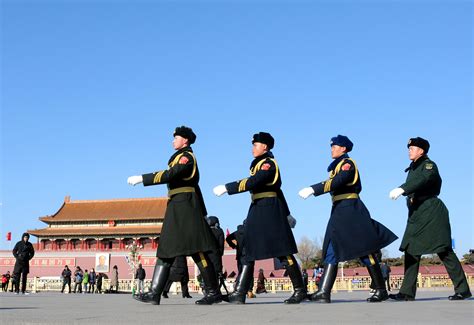 北京大风气温骤降 解放军顶寒风在天安门站岗执勤 新闻频道 长城网