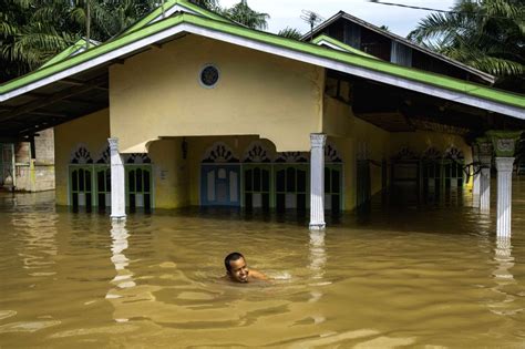 20 dead in Indonesia flash floods, landslides