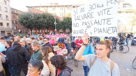 Bologna 30 La Piazza Dei Favorevoli Si Continui Con I Controlli