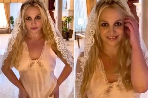 Britney Spears Worries Fans With Topless Snap As She S Told Blink If