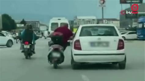 Trafikte Tehlikeli Yolculuk Motosikletli Otomobilin Kap S N Tuttu