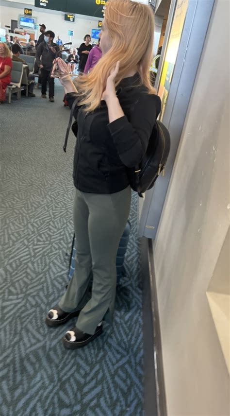 Cute Shorty On My Flight With A Nice Ass In Green Flairs FACE CAMEL