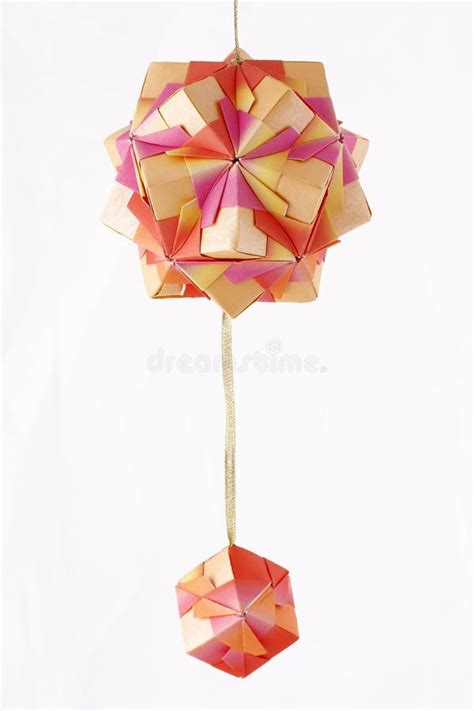 El Kusudama De Origami Papel Hizo Bolas En La Composici N Foto De