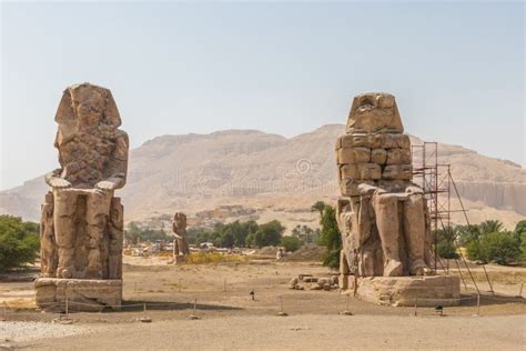 Dos Colosos De Piedra Masivos De Las Estatuas De Memnon Thebes Luxor