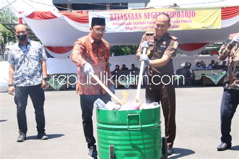 Bupati Dan Kajari Sidoarjo Musnahkan Barang Bukti Senpi Laras Panjang