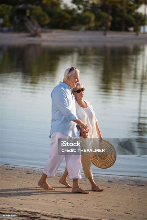 바닷가에 걸어 수석 부부 2명에 대한 스톡 사진 및 기타 이미지 2명 70 79세 걷기 Istock