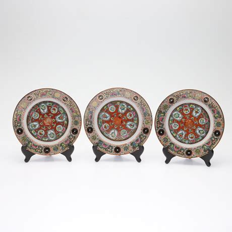 A Set Of Four Japanese Plates From Imari Th Century Ceramics