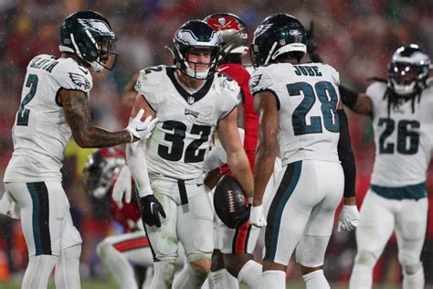 Eagles Stifle Bucs To Remain Unbeaten Philadelphia Shows Signs Of