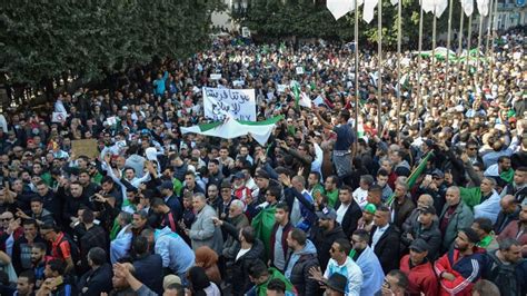 رئيس وزراء الجزائر السابق يدعو إلى رد عاجل على مطالب الحراك الشعبي