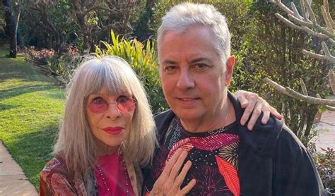 Rita Lee na intimidade conheça marido e filhos da cantora e veja fotos